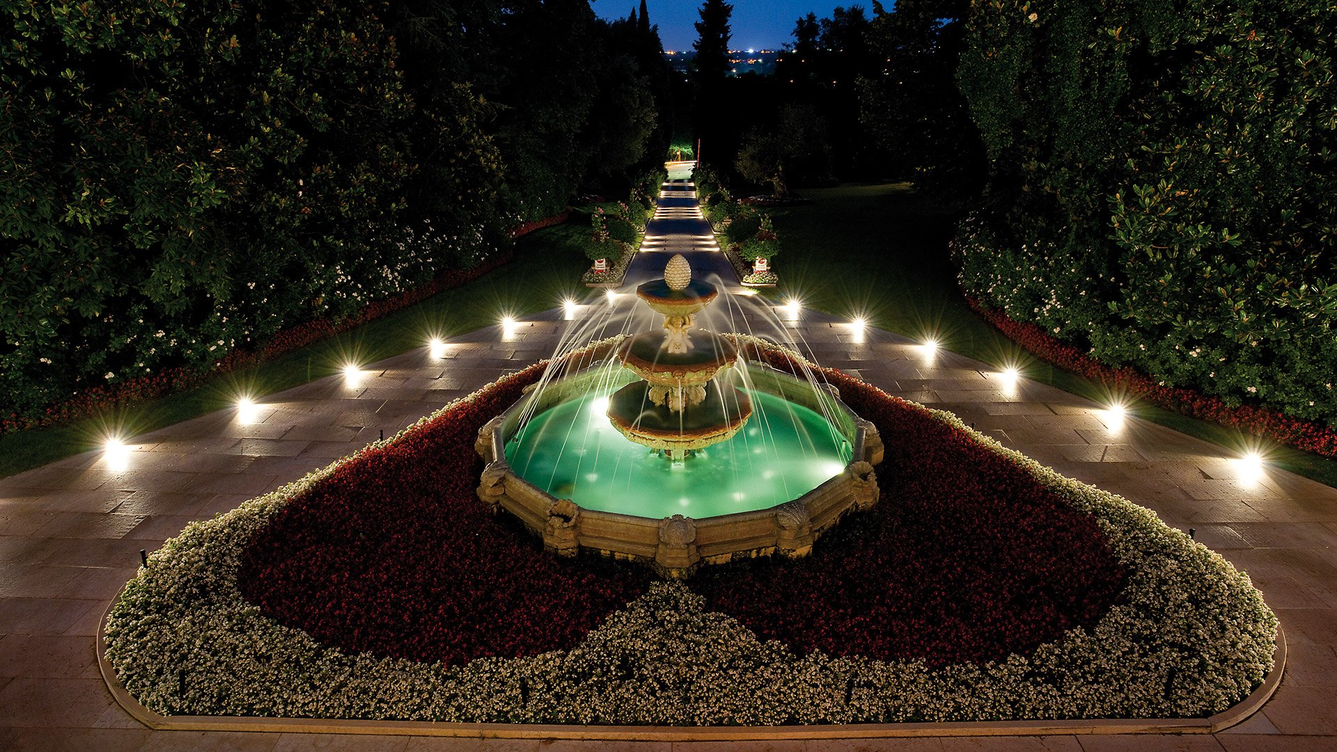 Viale e fontana del parco di Villa Amistà di sera