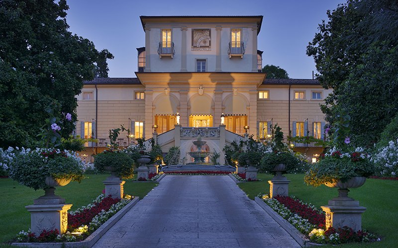 Facciata di Villa Amistà al tramonto