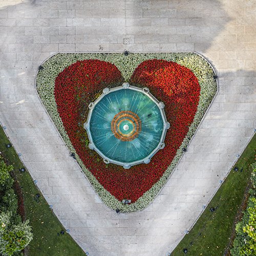 Fontana a forma di cuore vista dall'alto