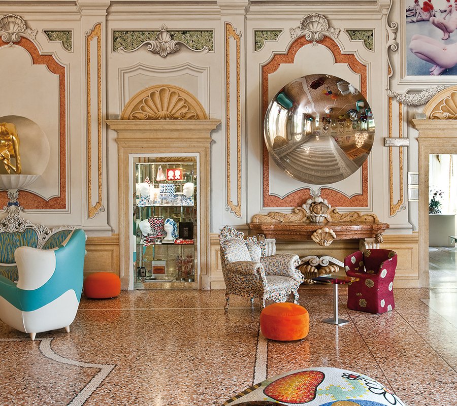 Hall di Villa Amistà con affreschi e arte contemporanea