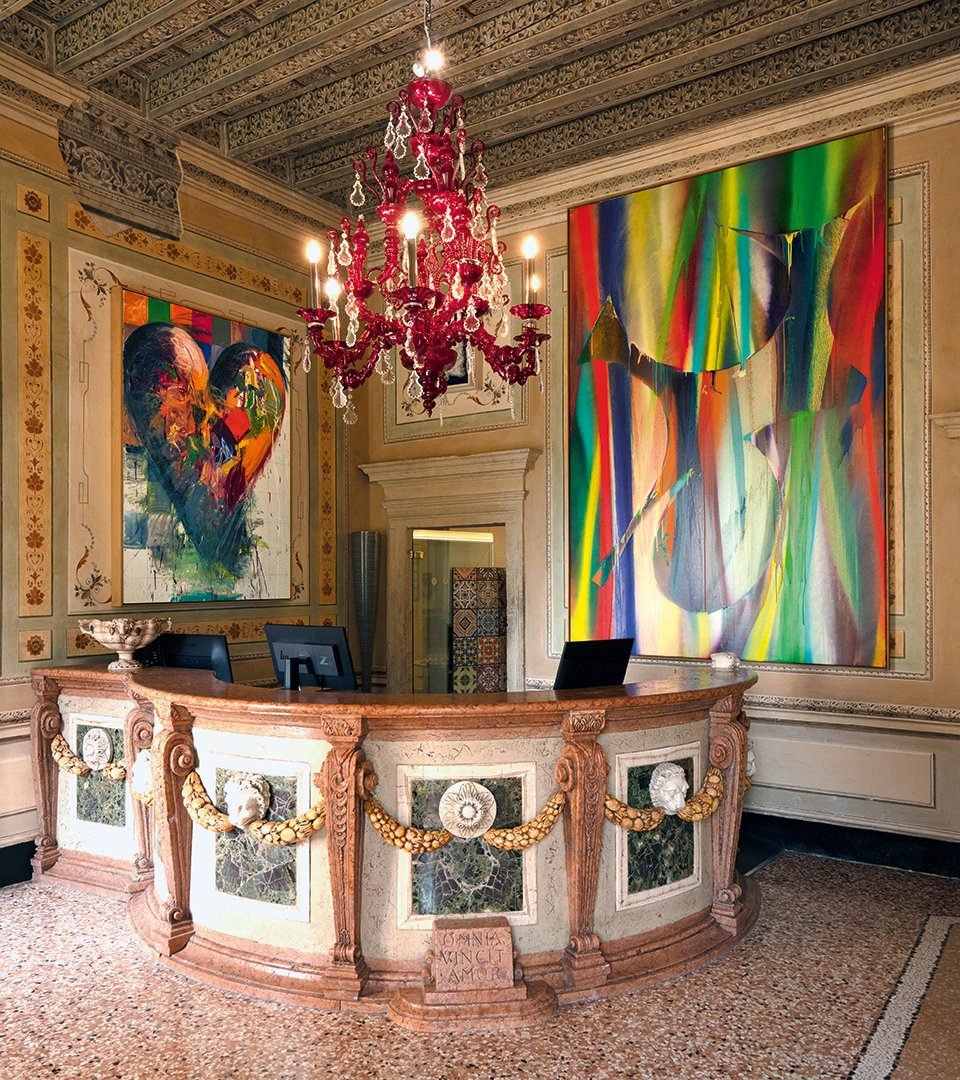 Reception del Byblos Art Hotel